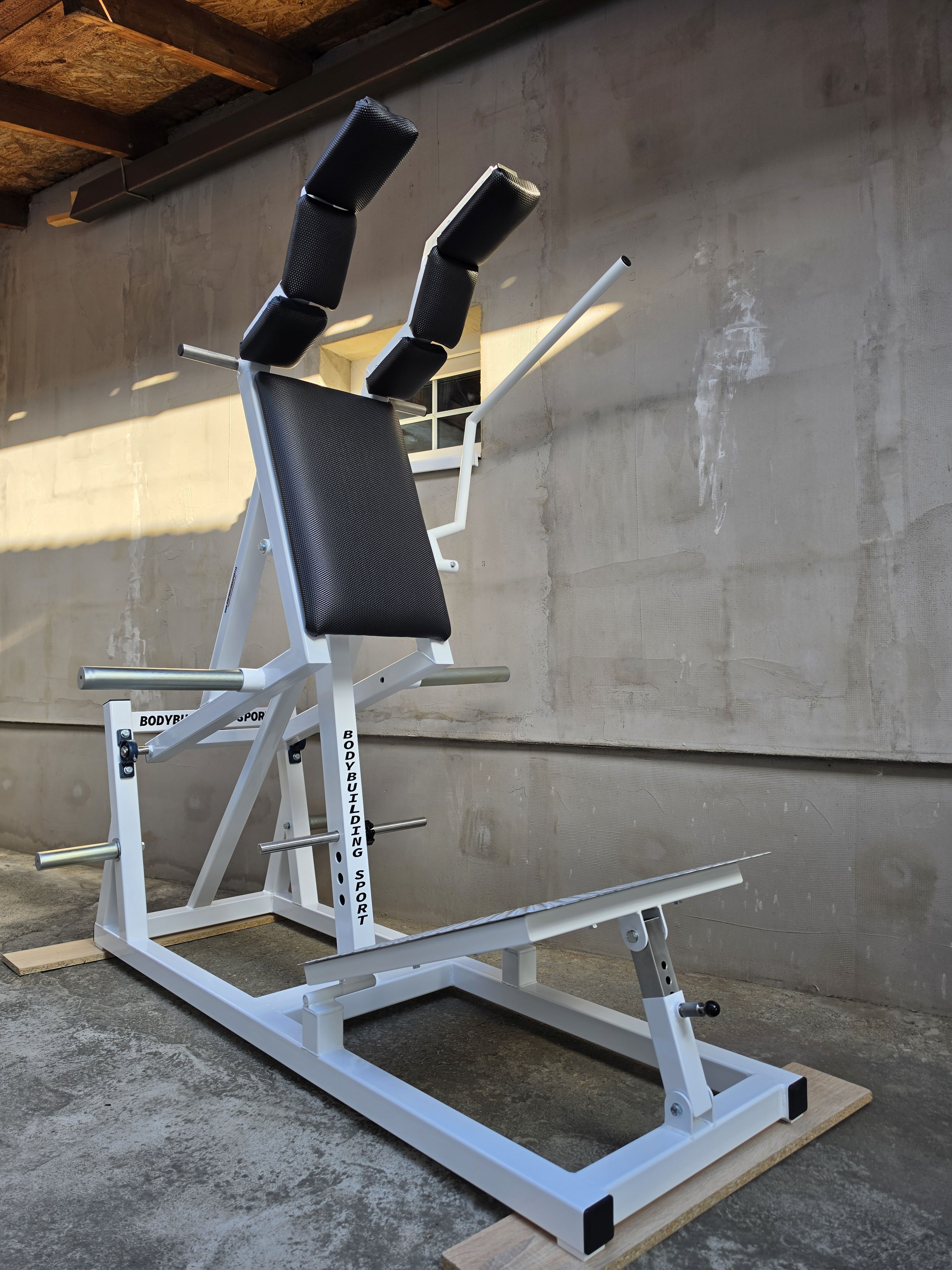Squat machine